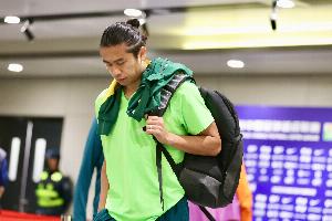 博主：国安上午11点进行适应场地训练，下午张玉宁出席赛前发布会