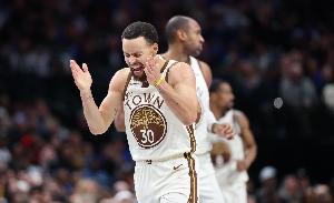 霍福德末节三分球4中4 库里：关键时刻 这就是冠军球员该有的表现