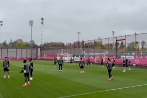 几乎全员仁！除了卡尔、乌尔赖希之外，其余拜仁球员均参加训练