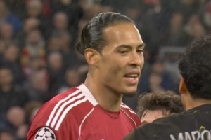 大将风度！范戴克补射被马尔基尼奥斯铲出，点头称赞后者极限防守