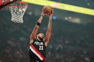 布克谈卡马拉：现在的他更自信也更有对抗性 他是顶级防守人之一