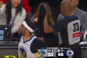 罕见！勇船裁判泰勒受伤离场！库里笑迎裁判科宾脱衣服替补登场！