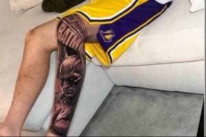 多纳鲁马秀出新纹身：纹在左小腿上的蝙蝠侠头像