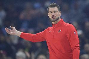 拓媒：没必要揪着小事训斥主帅 球队伤病多他把胜率带到5成很不错