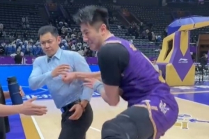 撞飞张庆鹏！邹雨宸打趣：他说我赢球了不高兴 所以狠狠给他一下