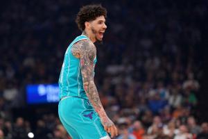 朗佐·鲍尔恭喜三球获胜：帕特里克·贝弗利的庆祝动作安排上