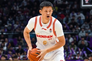 历史性时刻！深圳老将周鹏达成生涯第800场里程碑 CBA历史第一人