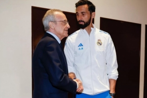 赛前动员，弗洛伦蒂诺来到皇马下榻酒店问候主帅和球员