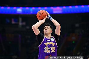 状态出色！邹雨宸半场3中2拿下11分7板3帽 4前场板