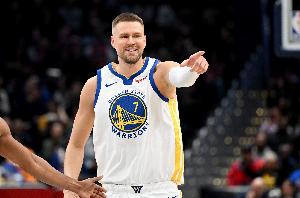 波津：防守端的移动能力还没达到应有水准 还需要再减几磅体重