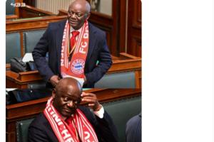 为儿子骄傲！孔帕尼议员父亲今天戴着拜仁围巾参加议会