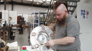 请注意轻拿轻放噢！德甲沙拉盘扩容，11公斤重！可供未来30年用