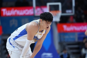 许利民：小曾昨天和球队合练了 恢复得不错 复出时间还需综合再看