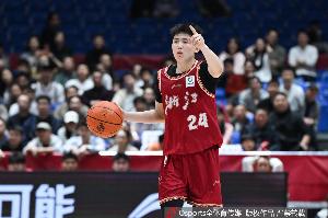 没存在感！李悦洲半场替补12分钟没有出手和得分 送出1助攻