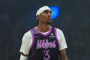 效率太低！麦克丹尼尔斯22投仅5中拿到17分7板 三分8中3