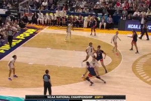 节奏感真好！WNBA状元阿齐·福德这记变向过人真的秀啊