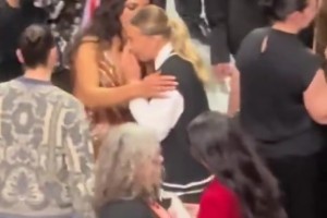 阿齐·福德当选WNBA状元后，与女友佩奇相拥庆祝，两人还一起合影