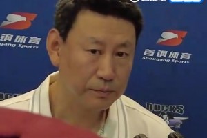 老詹此前给布朗尼喂饭视频，转眼20年过去了，如今已是父子同台！