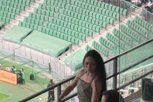 国安少一人3比0领先，工体看台上的女球迷开心跳舞舞